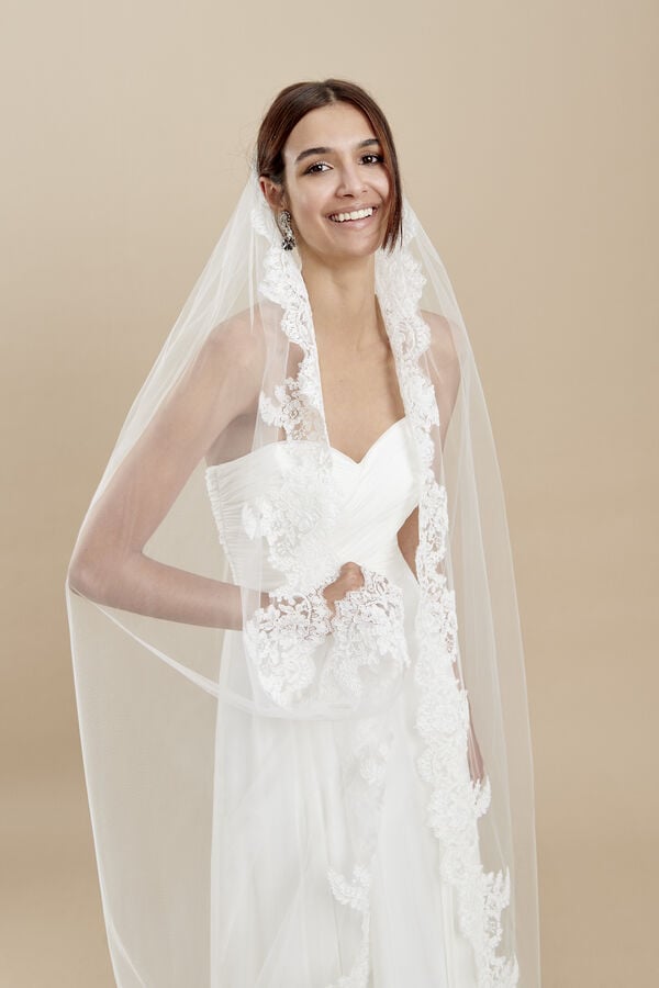 Tulle veil with a rebrodè lace edge 