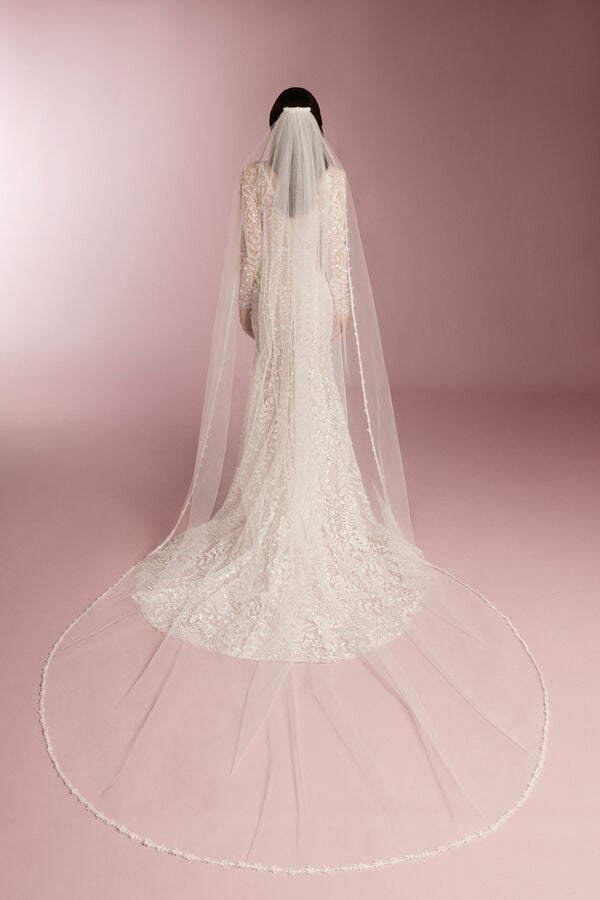 Veil with flower embroidery ivory