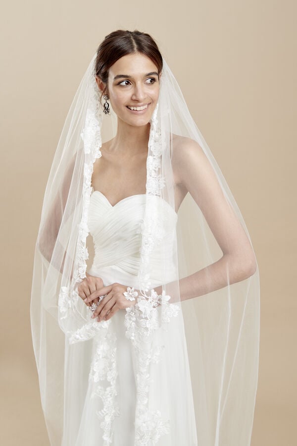 Tulle veil with embroidery detail and three-dimensional flowers 