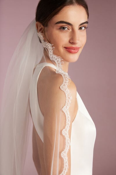 Tulle veil with lace borde