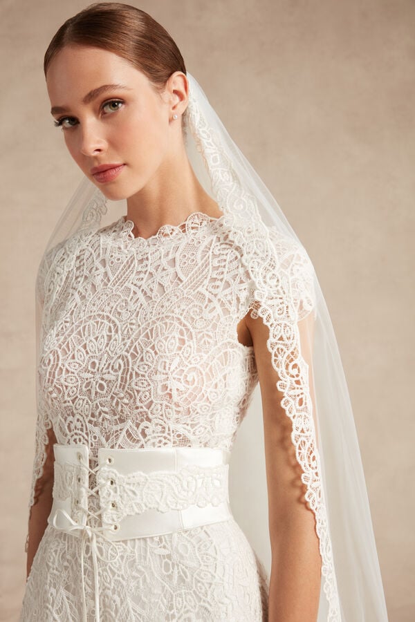 Tulle veil with a macramé lace edge 