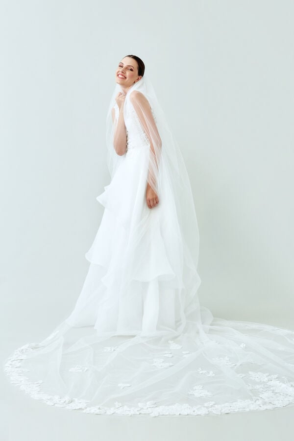 Embroidered tulle veil. ivory
