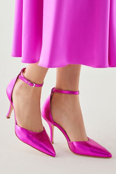 Laminated leather pumps