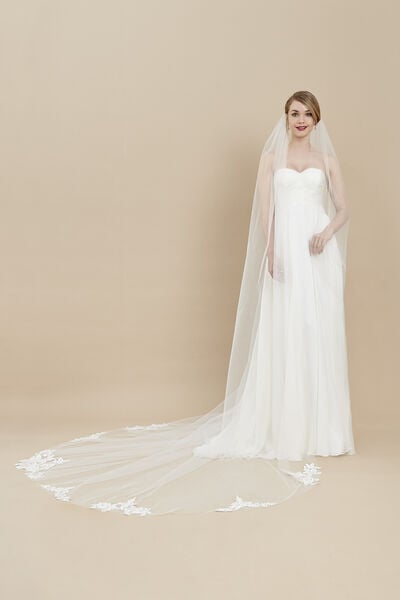 Tulle veil embellished with rebrodè lace motifs