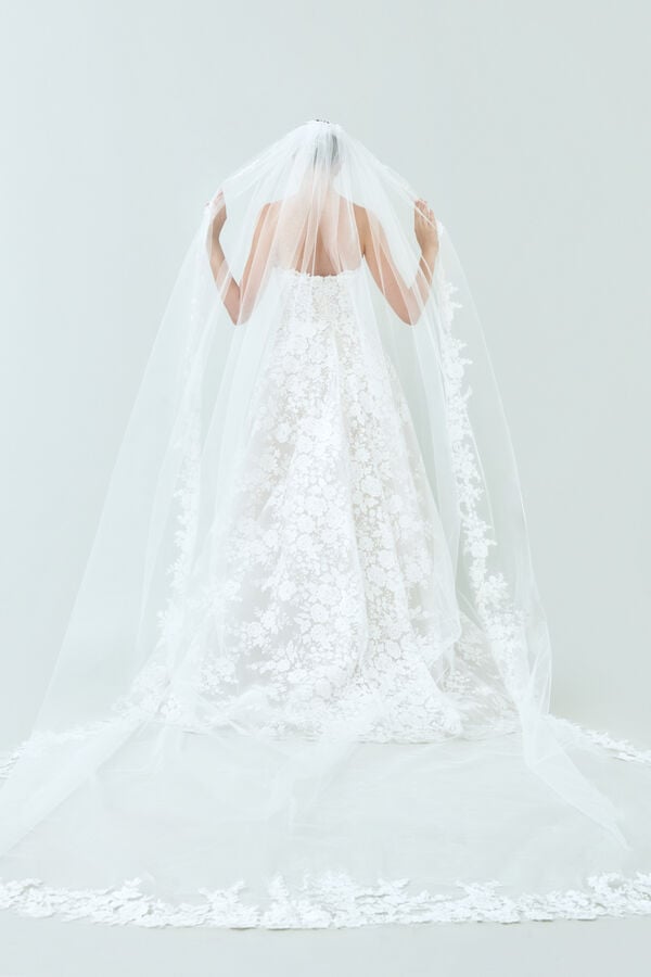 Embroidered tulle veil. ivory