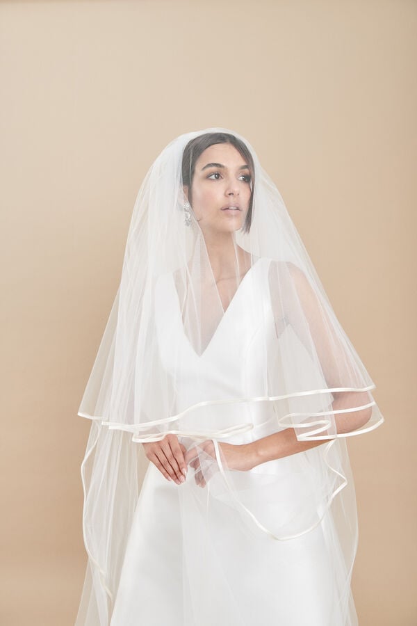Two-tier tulle veil with a thin duchess silk edge 
