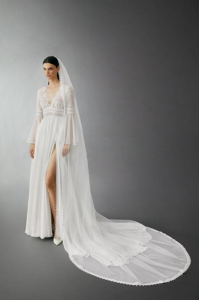 Veil with lace trim