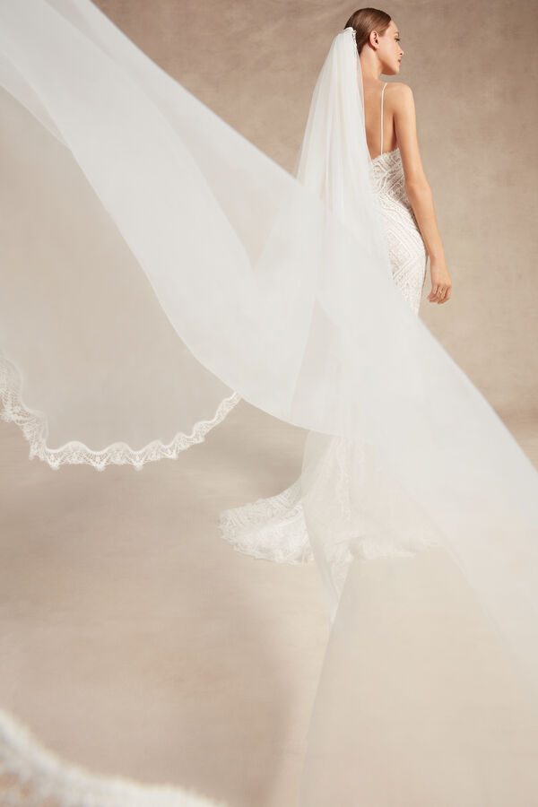 Tulle veil with macramé lace edging 