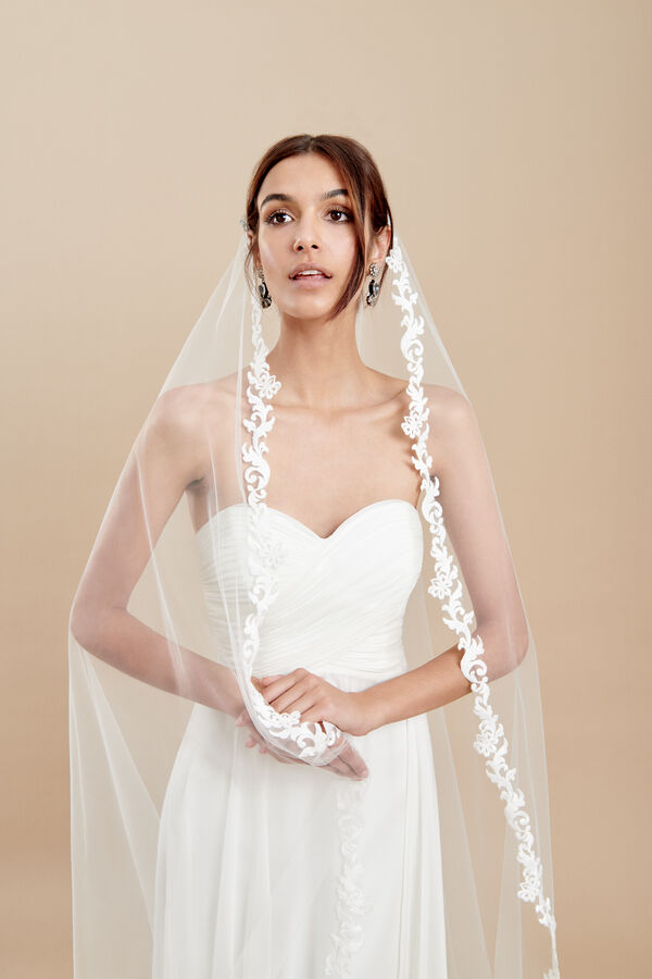 Oval cut tulle veil with macramé effect embroidery 