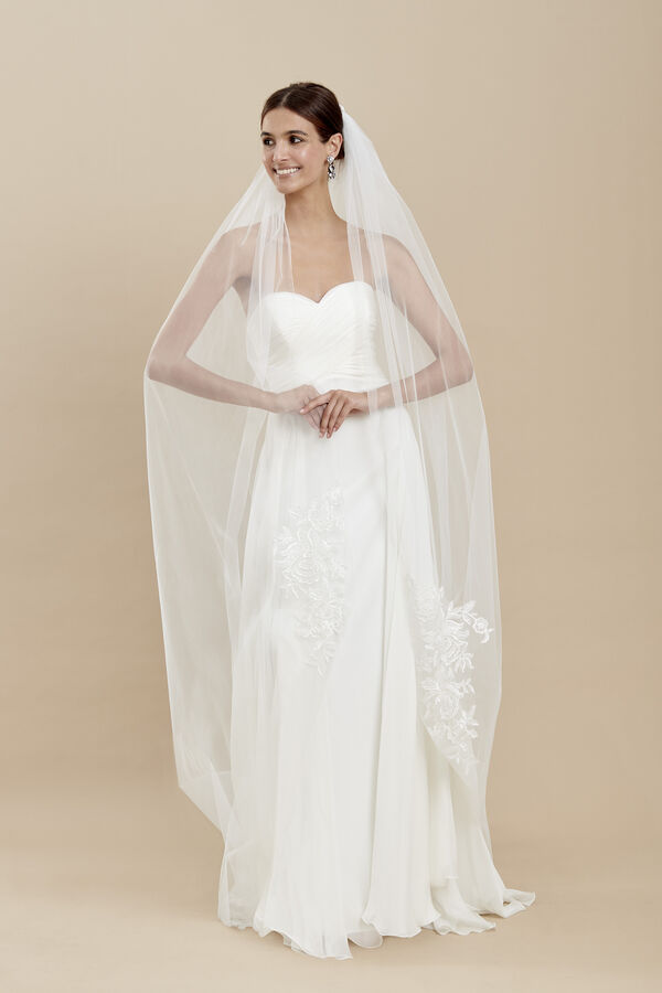 Tulle veil with motifs embroidered with enriched thread 