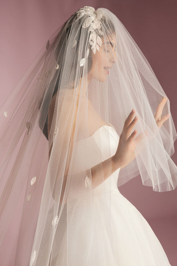 Veil with flower embroided 