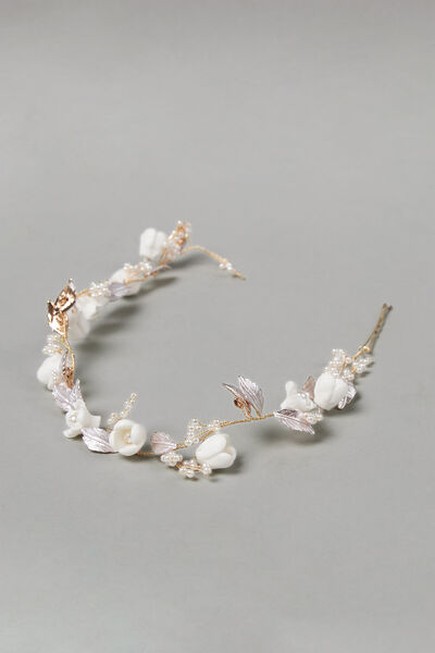 Hair accessory with flowrs and pearls