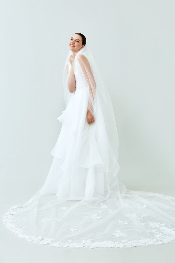 Embroidered tulle veil. avorio