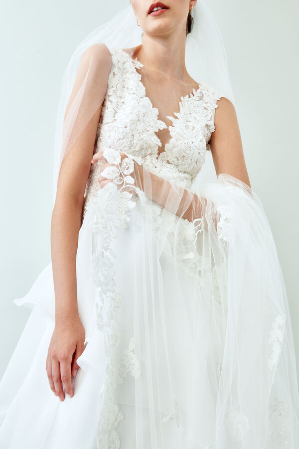 Embroidered tulle veil. avorio