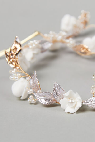 Hair accessory with flowrs and pearls