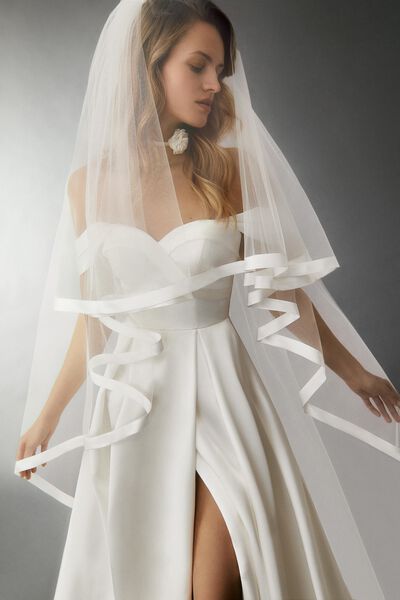 Tulle veil with satin ruffle