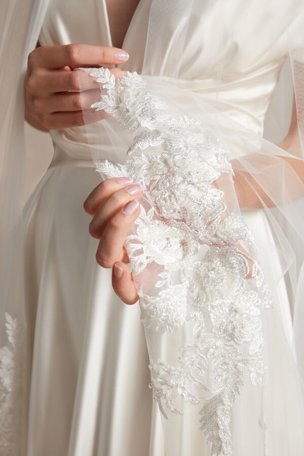 Tulle veil with floral lace edging 